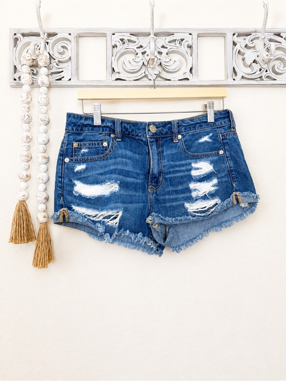 American Eagle Tomgirl Shorts Size 6 Distressed Denim Frayed Hem Cutoff Shorts